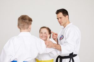 Taekwondo-Lehrer mit Schülerin